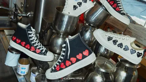 COMME des GARÇONS Play làm mới Converse Chuck 70 bằng những "trái tim" thương hiệu của mình | KICKSPLANET