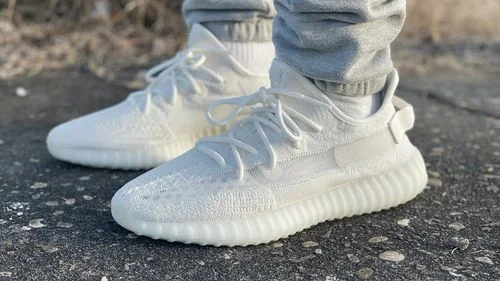 Yeezy Boost 350 v2 “Bone” sẽ ra mắt ngày 21/03 | KICKSPLANET
