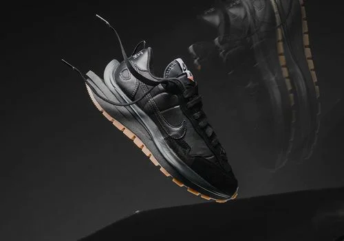 Sacai x Nike Vaporwaffle phối màu “Off Noir” và “Sail” ra mắt ngày 10/03 | KICKSPLANET