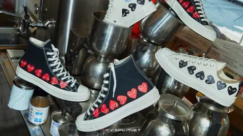 COMME des GARÇONS Play làm mới Converse Chuck 70 bằng những "trái tim" thương hiệu của mình | KICKSPLANET