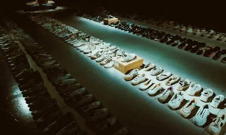 HELEN KIRKUM cùng fashion week của 824 đôi sneakers | KICKSPLANET