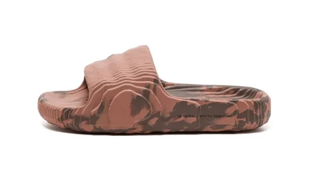 Những hình ảnh chính thức đầu tiên về Version Adilette 22 mới!! | KICKSPLANET