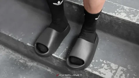 Những phối màu dép Yeezy bán chạy nhất năm 2023 | KICKSPLANET